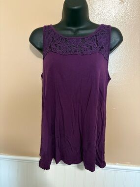 Old Navy Size Medium Plum Lace Detail  Top Lace Preowned